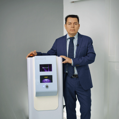 Dr. Oscar Farías
